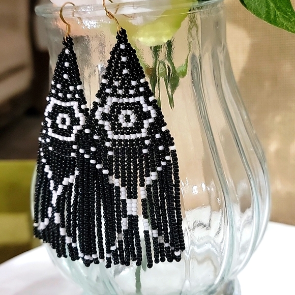 Native American Black White Seed Bead Drop Earrings New - Picture 2 of 5